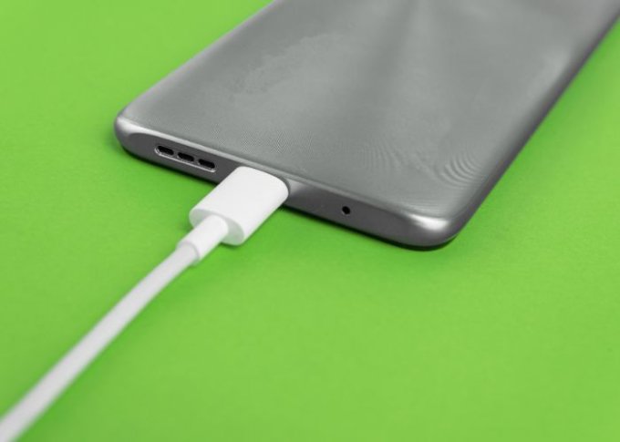 Kabel USB typu C podpięty do smartfona