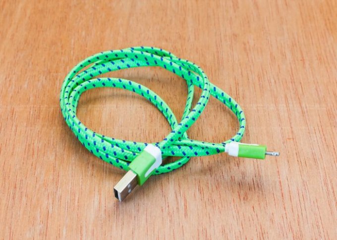 Kabel USB zapewnia dużą szybkość transmisji danych