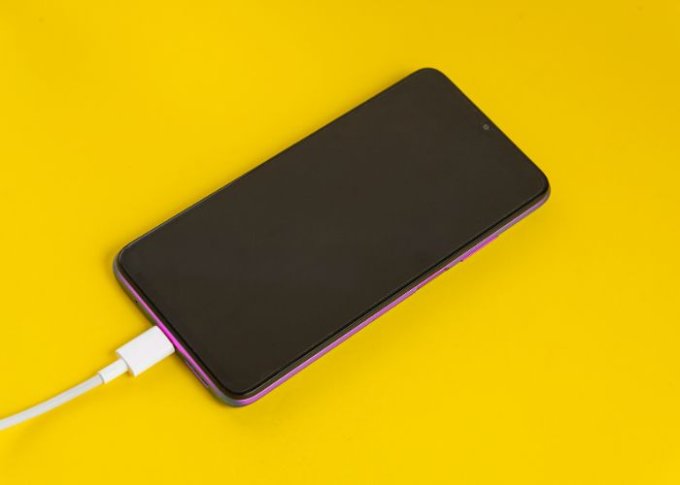 Smartfon ładowany przy pomocy kabla USB typu C