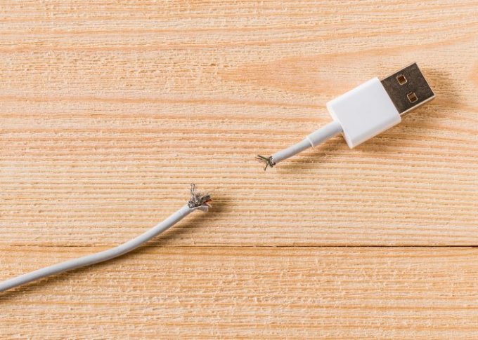Uszkodzony kabel USB do telefonu